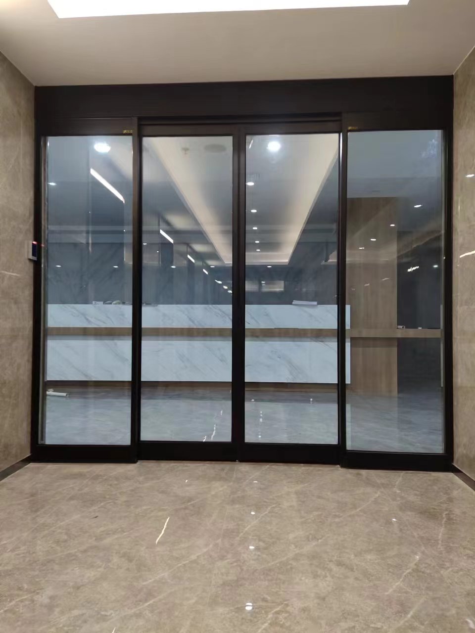 宿迁市玻璃伸缩门